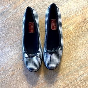 Munro American - Black/White Wedge Loafers - Size 5M